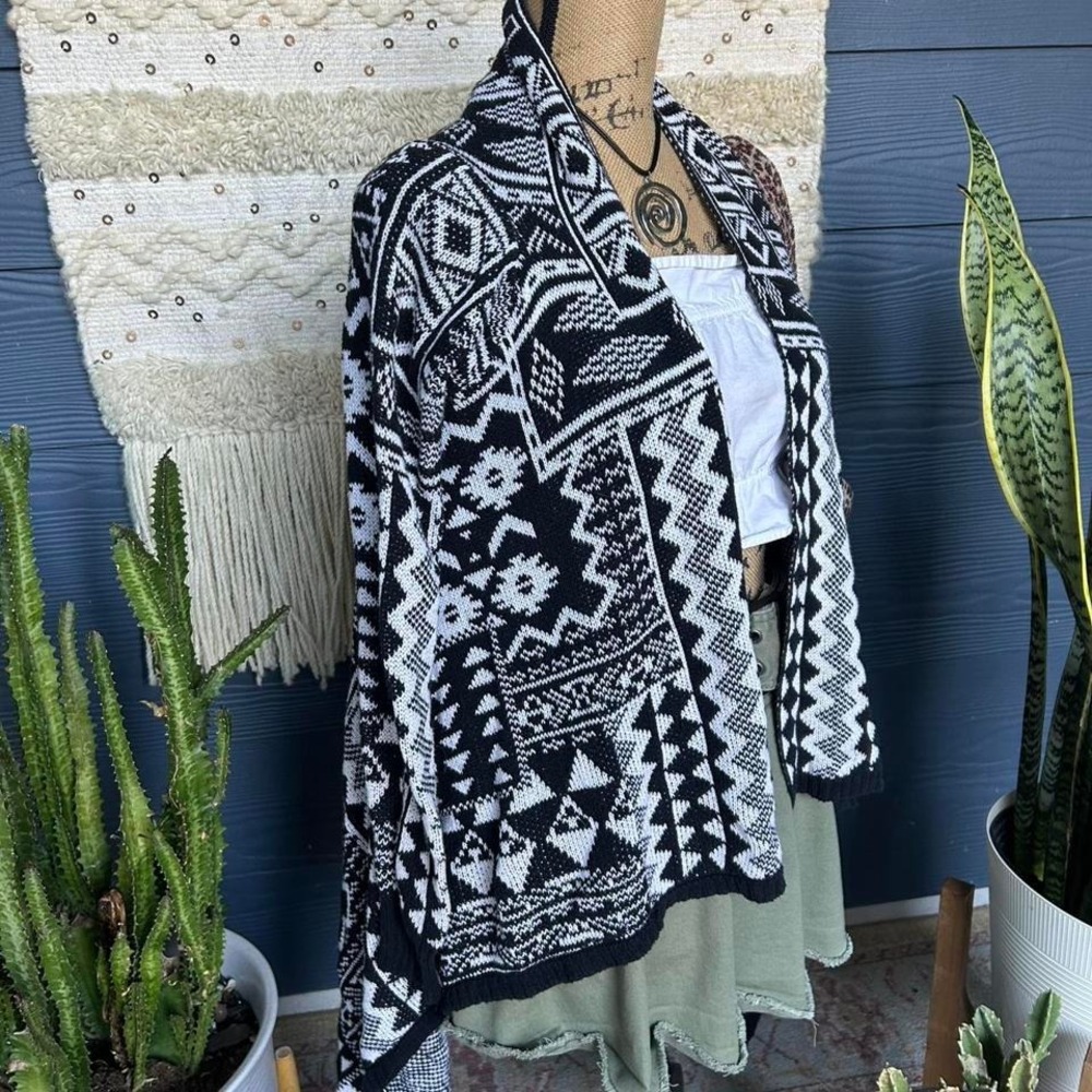 Mossimo Aztec Tribal Geometric Y2K Black and white cardigan with geometric